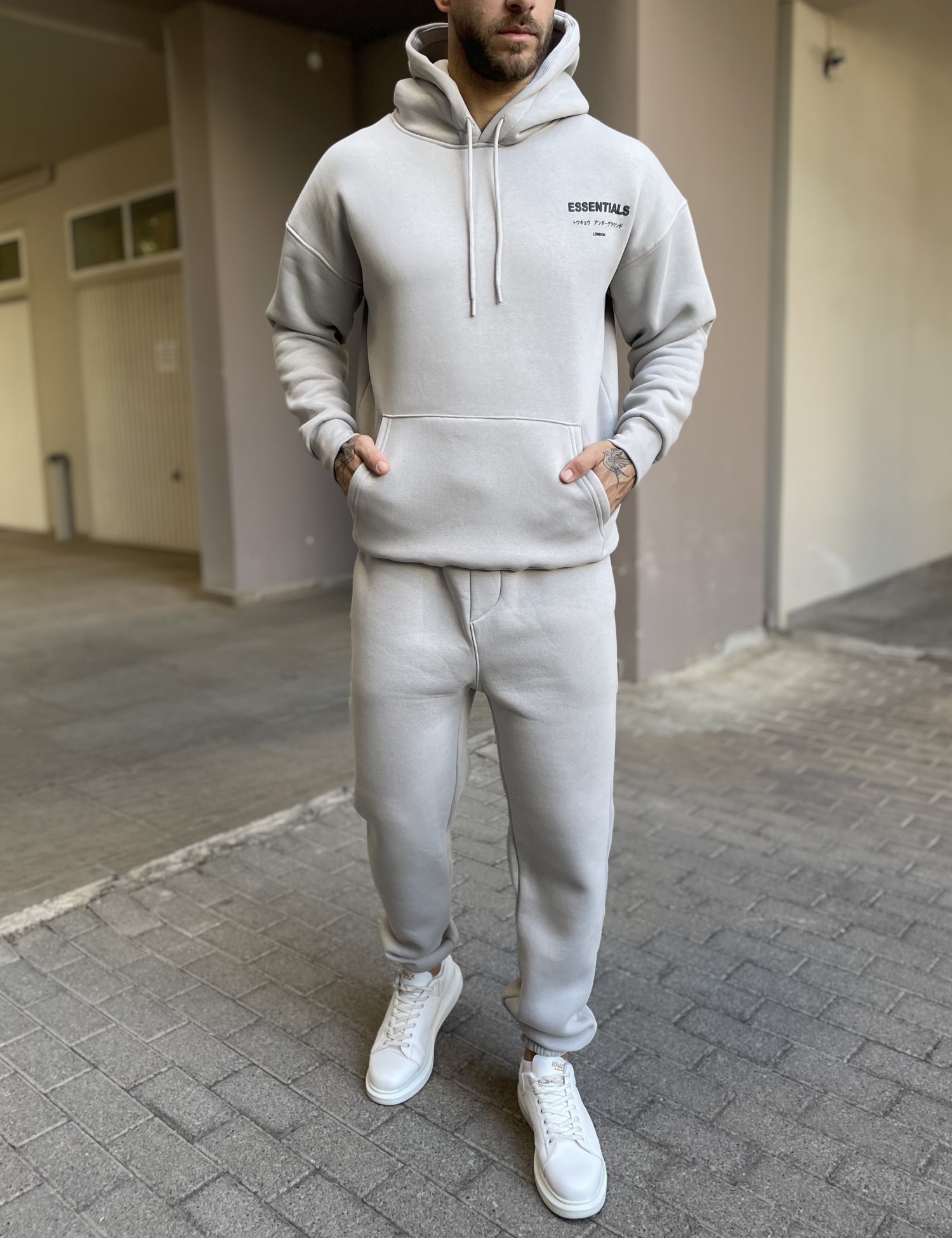 Ανδρικό γκρι φούτερ με κουκούλα και λογότυπο στο στήθος ES26016G φωτογραφία